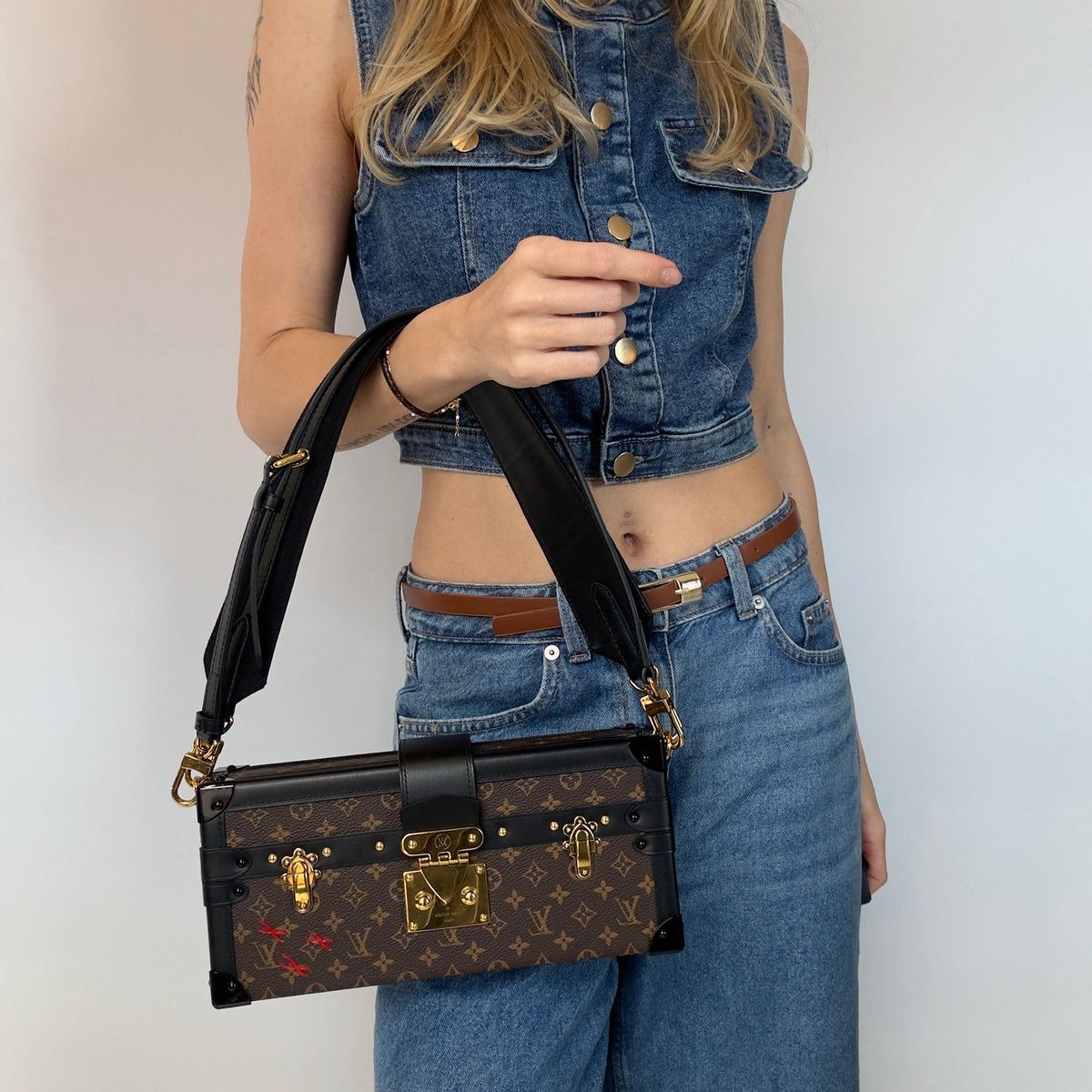 LVTN PETITE MALLE EAST WEST TRUNK SLING BAG